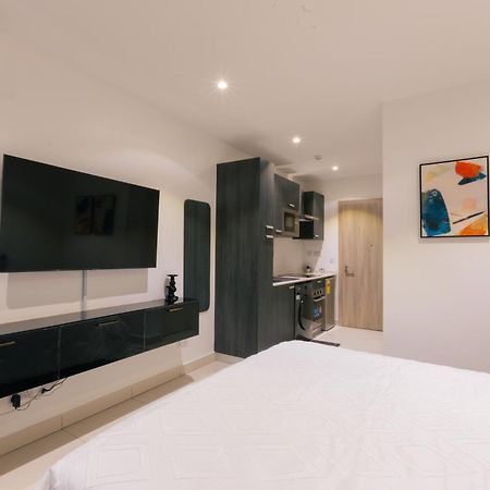 7 Minutes From The Airport - Chic Studio Accra Bagian luar foto