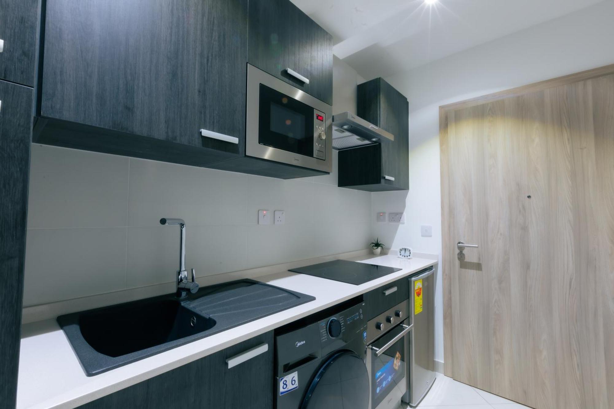 7 Minutes From The Airport - Chic Studio Accra Bagian luar foto