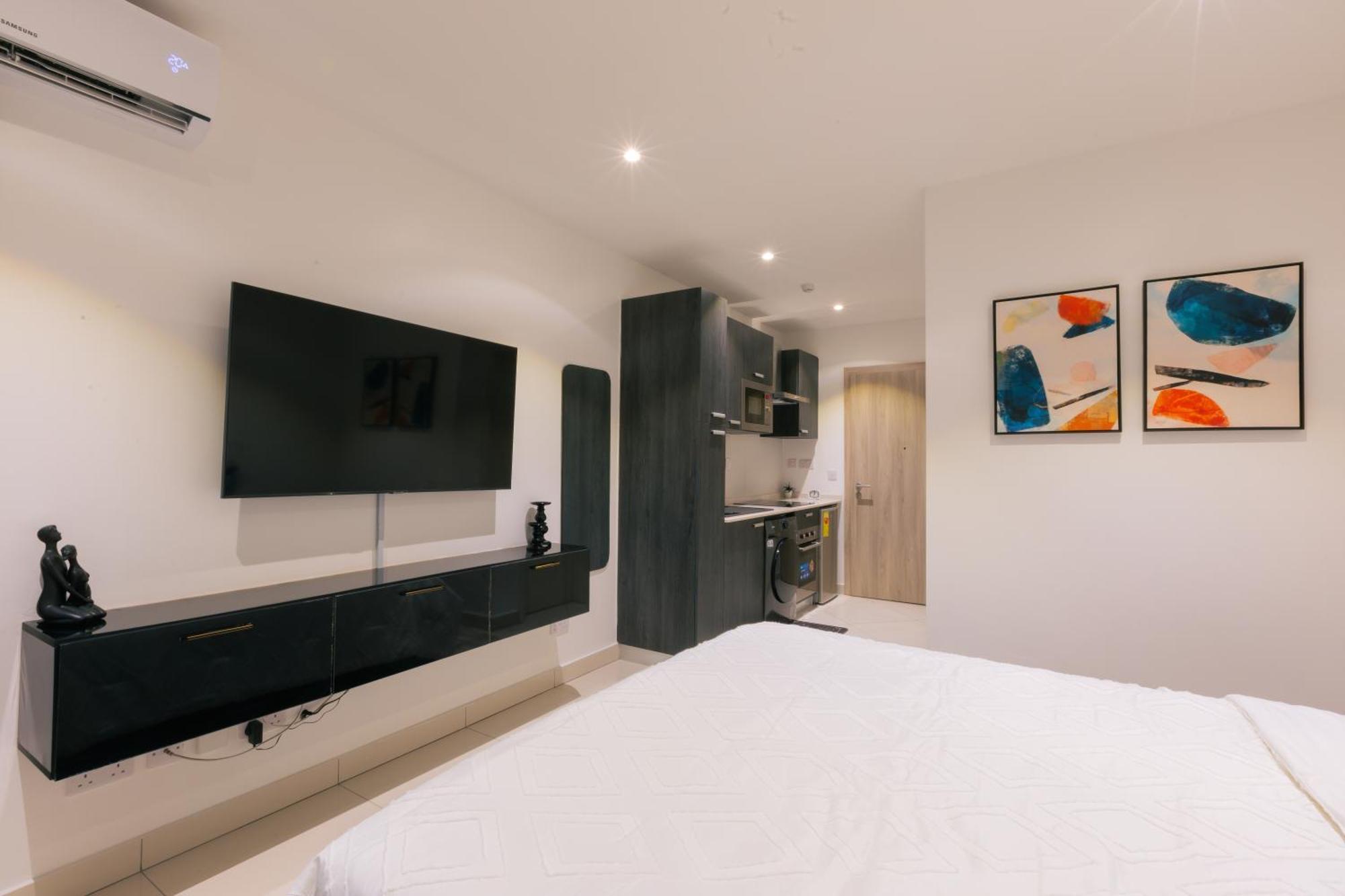 7 Minutes From The Airport - Chic Studio Accra Bagian luar foto